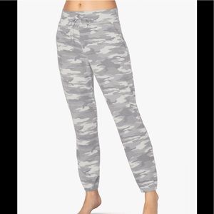 Beyond yoga ultra soft joggers in soft camo